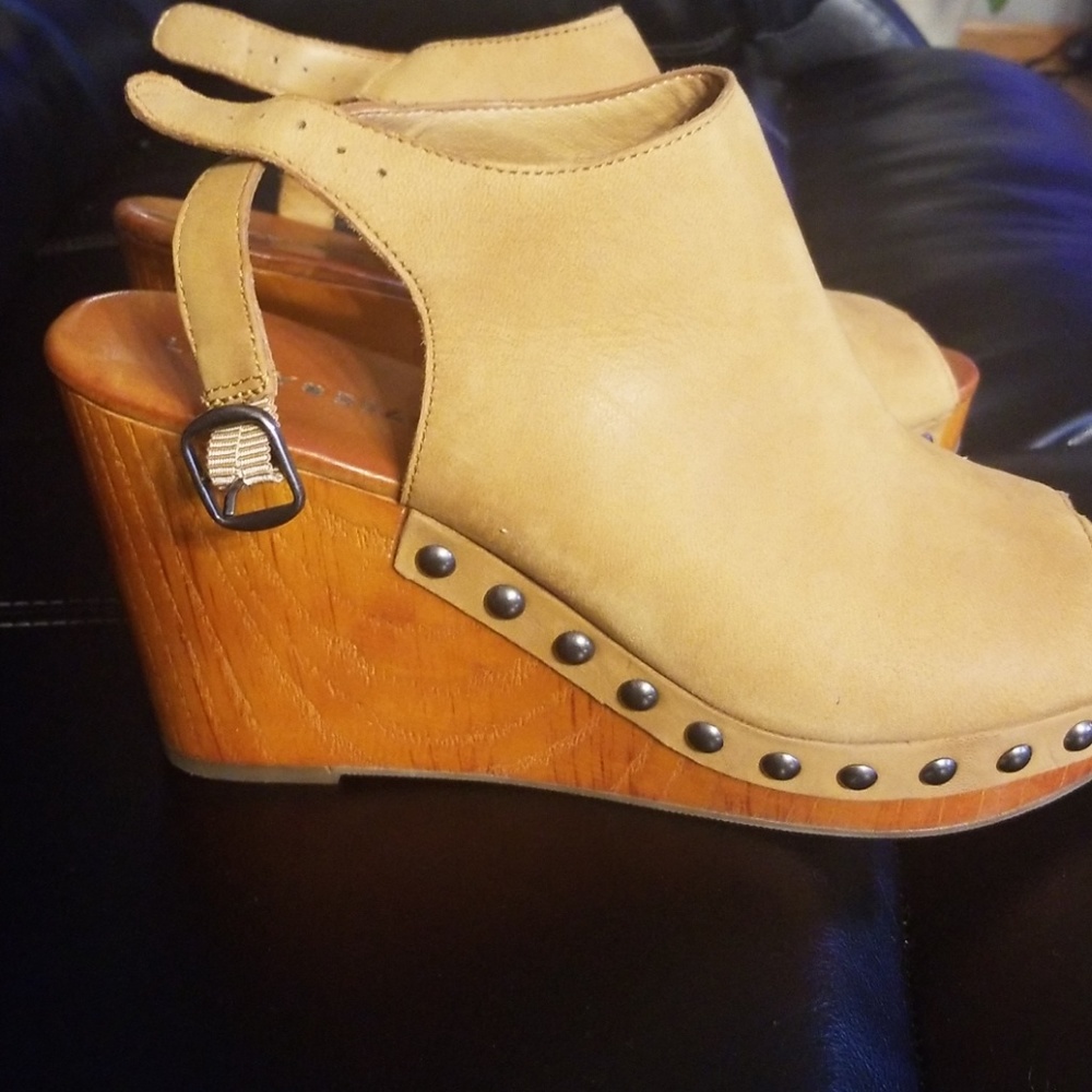 Lucky Brand platform